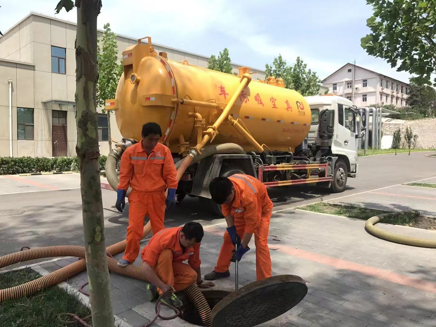 神湾镇管道疏通车停在窨井附近